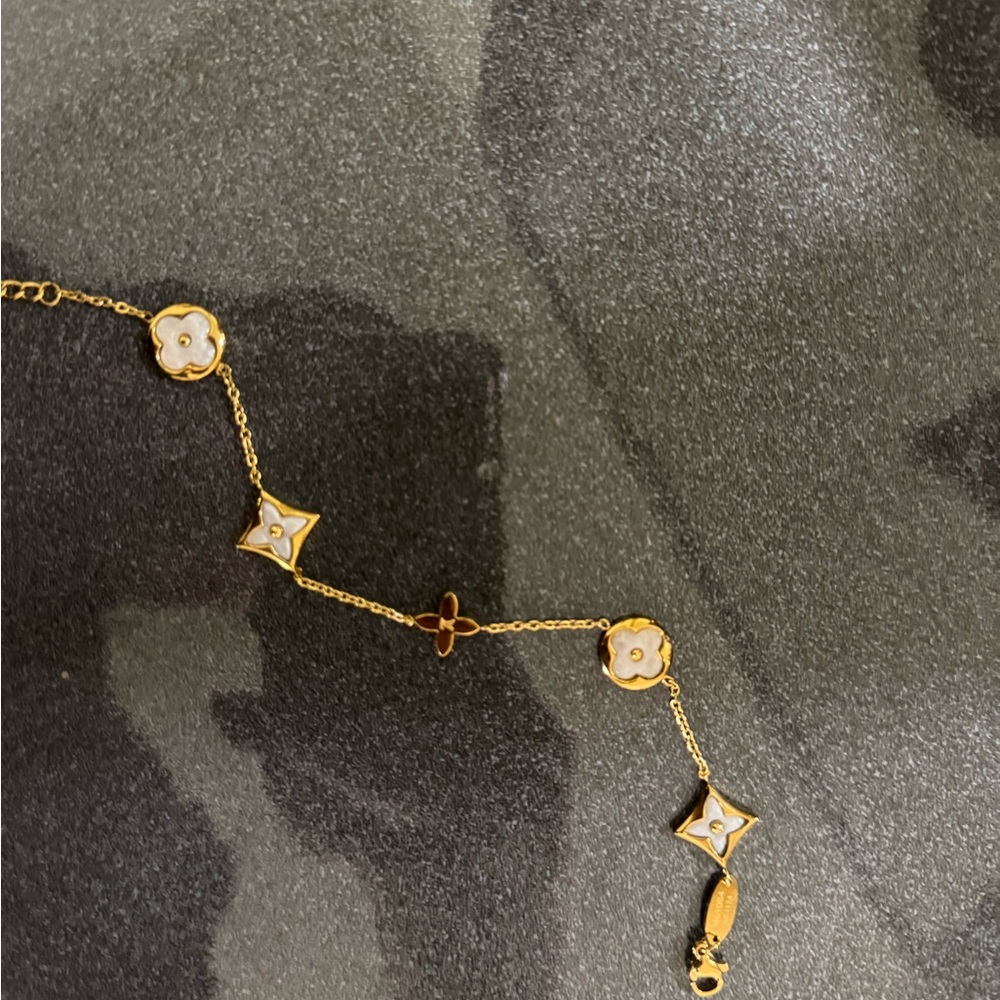 Louis Vuitton Elegant Gold bracelet